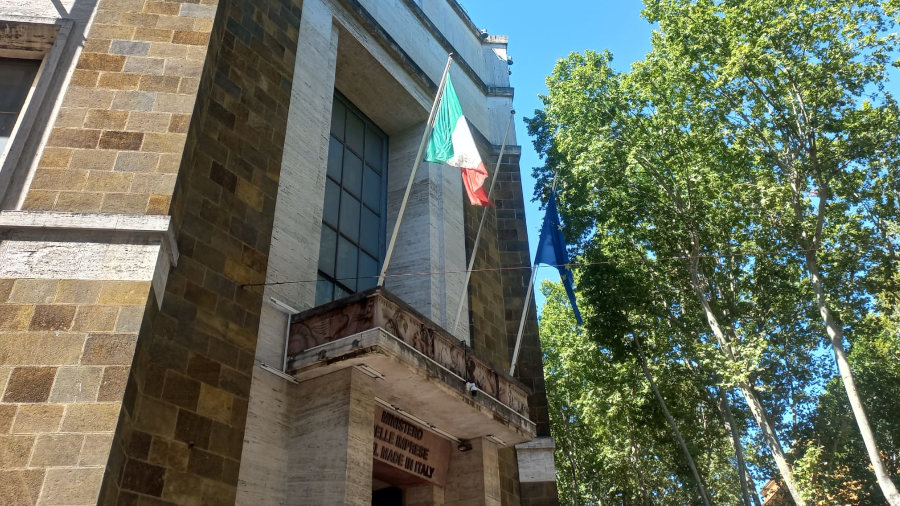 Carburanti: Mimit, in Italia gli aumenti più contenuti tra i principali Paesi UE